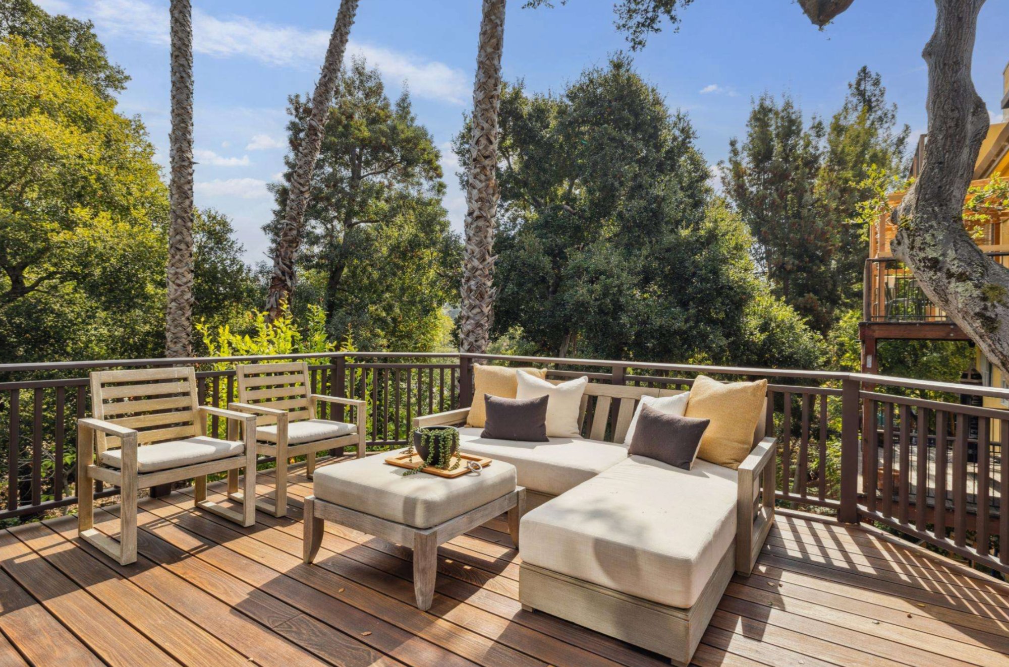 1297 Sunnyhills Road — Glass-walled sitting room opening to Ipe deck